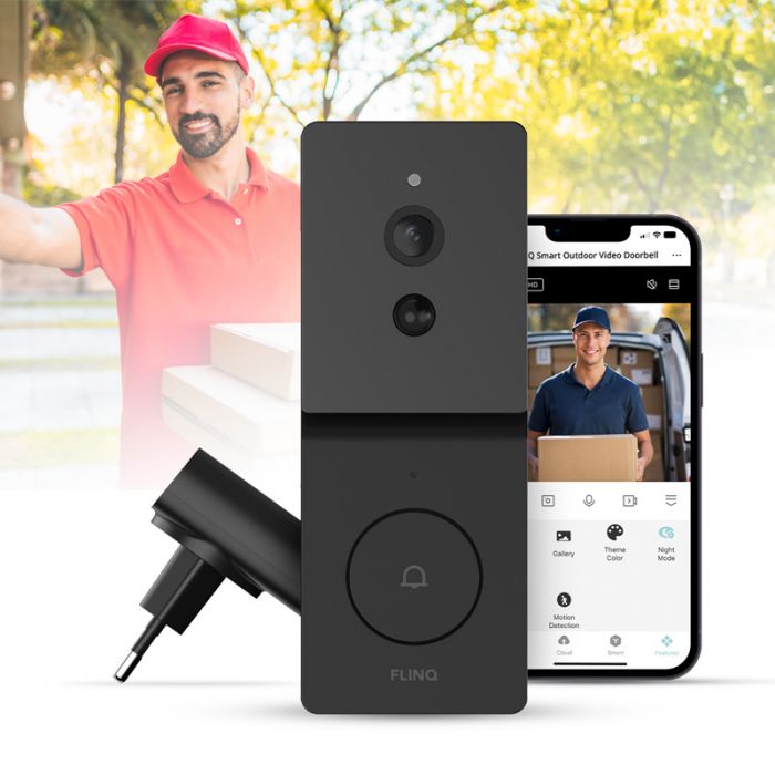 Een deur met slimme videobel en een notificatie op smartphone