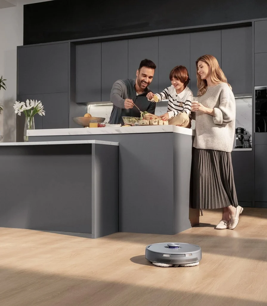 Robotstofzuiger in een moderne keuken